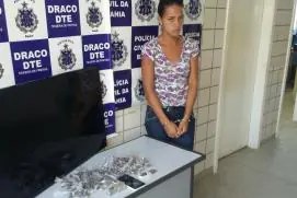 Mulher é presa em flagrante com 165 buchas de maconha 